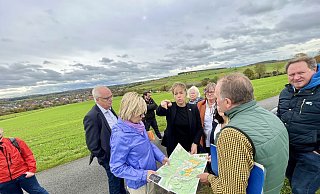 Beim Ortstermin auf einem Feldweg oberhalb von Schwaney blickt NRW-Wirtschaftsministerin Mona Neubaur (Grüne, Mitte) mit Bürgern und Politikern auf die lokale Windkraftplanung. - Jens Reddeker Beim Ortstermin auf einem Feldweg oberhalb von Schwaney blickt NRW-Wirtschaftsministerin Mona Neubaur (Grüne, Mitte) mit Bürgern und Politikern auf die lokale Windkraftplanung. - Jens Reddeker