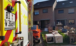 Pumpen und Räumen: Überall an der Straße steht durchfeuchteter Sperrmüll. - Feuerwehr Bielefeld Pumpen und Räumen: Überall an der Straße steht durchfeuchteter Sperrmüll. - Feuerwehr Bielefeld