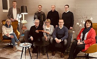 Der bisherige Vorstandsvorsitzende Klaus Schumacher (vorn) reicht den Staffelstab an seine Nachfolgerin Claudia Pelz-Weskamp weiter. Augenzeugen sind Markus Finger (hinten, v. l.), Stefan Borgolte, Uwe Dierkes und Christoph Missing und Maria Franke (vorn, v. l.), Jörg Albers und Christel Hartmann. - Bürgerstiftung Höxter Der bisherige Vorstandsvorsitzende Klaus Schumacher (vorn) reicht den Staffelstab an seine Nachfolgerin Claudia Pelz-Weskamp weiter. Augenzeugen sind Markus Finger (hinten, v. l.), Stefan Borgolte, Uwe Dierkes und Christoph Missing und Maria Franke (vorn, v. l.), Jörg Albers und Christel Hartmann. - Bürgerstiftung Höxter