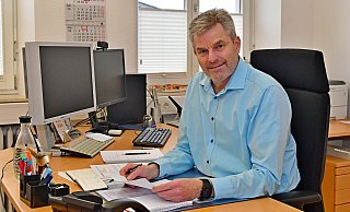 Bürgermeister Dirk Becker an seinem Arbeitsplatz. Immer wieder musste er Lösungen wegen der schwierigen Haushaltslage der Bergstadt finden, das gilt auch künftig noch. - Gunter Held Bürgermeister Dirk Becker an seinem Arbeitsplatz. Immer wieder musste er Lösungen wegen der schwierigen Haushaltslage der Bergstadt finden, das gilt auch künftig noch. - Gunter Held