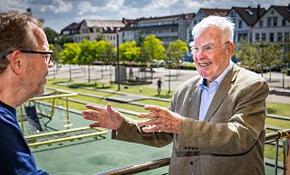 Herbert Jaspert (r.) hat radikale Pläne für den Kesselbrink mit zum elften Kesselbrinkgespräch gebracht, die er NW-Redakteuer Stefan Brams engagiert erläutert. - Sarah Jonek Fotografie Herbert Jaspert (r.) hat radikale Pläne für den Kesselbrink mit zum elften Kesselbrinkgespräch gebracht, die er NW-Redakteuer Stefan Brams engagiert erläutert. - Sarah Jonek Fotografie