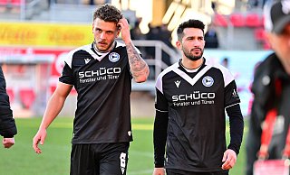 Die Arminia-Profis Can Özkan (l.) und Aygün Yildirim schleichen nach der vierten Niederlage in Folge enttäuscht vom Platz. - IMAGO/Zink Die Arminia-Profis Can Özkan (l.) und Aygün Yildirim schleichen nach der vierten Niederlage in Folge enttäuscht vom Platz. - IMAGO/Zink