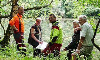 Das Team des Regionalforstamts Hochstifts mit (v.l.) Forstwirt Sascha Schink, Fachgebietsleiter Dirk Kreienmeier, Forstwirtschaftsmeister Wilfried Kröger, Förster Joachim Padberg und Revierförster Wilhelm Brandenburg bei den Vorbereitungen der Arbeiten am Teich „Unteres Bodental“. - Wald und Holz NRW Das Team des Regionalforstamts Hochstifts mit (v.l.) Forstwirt Sascha Schink, Fachgebietsleiter Dirk Kreienmeier, Forstwirtschaftsmeister Wilfried Kröger, Förster Joachim Padberg und Revierförster Wilhelm Brandenburg bei den Vorbereitungen der Arbeiten am Teich „Unteres Bodental“. - Wald und Holz NRW