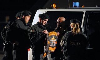 Die Bandidos stehen seit vielen Jahren im Fokus der Polizei, wie hier 2018. Drei Jahre später wurden sie in NRW schließlich verboten. Nun hat die Polizei offenbar neue Erkenntnisse zu ehemaligen Mitgliedern. - IMAGO/Funke Foto Services Die Bandidos stehen seit vielen Jahren im Fokus der Polizei, wie hier 2018. Drei Jahre später wurden sie in NRW schließlich verboten. Nun hat die Polizei offenbar neue Erkenntnisse zu ehemaligen Mitgliedern. - IMAGO/Funke Foto Services