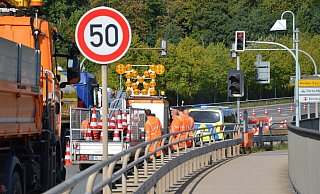 Der Weserauentunnel ist in beide Fahrtrichtungen voraussichtlich bis Montag gesperrt. In Porta wurde die Zufahrt auf der Weserbrücke abgeriegelt. - Maximilian Hempel Der Weserauentunnel ist in beide Fahrtrichtungen voraussichtlich bis Montag gesperrt. In Porta wurde die Zufahrt auf der Weserbrücke abgeriegelt. - Maximilian Hempel