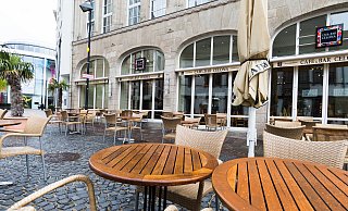 Beim Café & Bar Celona werden die Tische und Stühle bereits aufgestellt. Wenn alles gut geht, könnten hier ab Samstag wieder Gäste bedient werden. - Lena Henning Beim Café & Bar Celona werden die Tische und Stühle bereits aufgestellt. Wenn alles gut geht, könnten hier ab Samstag wieder Gäste bedient werden. - Lena Henning