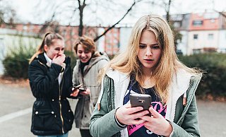 Mobbing beschreibt psychische Gewalt, die durch das wiederholte und regelmäßige, vorwiegend seelische Schikanieren, Quälen und Verletzen eines einzelnen Menschen durch eine beliebige Gruppe von Personen oder durch eine einzelne Person definiert ist. Das Bild zeigt keine im Text vorkommende Person. - picture alliance / klicksafe/Maribelle Photography Mobbing beschreibt psychische Gewalt, die durch das wiederholte und regelmäßige, vorwiegend seelische Schikanieren, Quälen und Verletzen eines einzelnen Menschen durch eine beliebige Gruppe von Personen oder durch eine einzelne Person definiert ist. Das Bild zeigt keine im Text vorkommende Person. - picture alliance / klicksafe/Maribelle Photography
