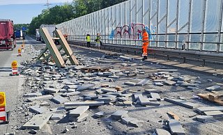Auf der A2 bei Bielefeld hat ein Lkw große Teile seiner Ladung verloren. Zahlreiche Betonteile liegen auf der Fahrbahn. - Andreas Eickhoff Auf der A2 bei Bielefeld hat ein Lkw große Teile seiner Ladung verloren. Zahlreiche Betonteile liegen auf der Fahrbahn. - Andreas Eickhoff
