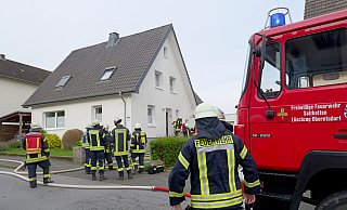 Rund 35 Einsatzkräfte aus mehreren Einheiten der Feuerwehr Salzkotten rückten am Montagmorgen zu einem Kellerbrand in Niederntudorf aus. - Ralph Meyer Rund 35 Einsatzkräfte aus mehreren Einheiten der Feuerwehr Salzkotten rückten am Montagmorgen zu einem Kellerbrand in Niederntudorf aus. - Ralph Meyer