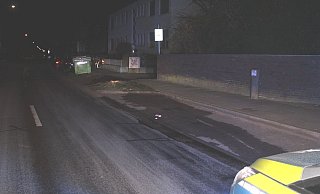Eine rund zehn Kilometer lange Ölspur musste von einer Spezialfirma in der Nacht gereinigt werden. Die Kosten belaufen sich auf circa 20.000 Euro. - Polizei Minden-Lübbecke Eine rund zehn Kilometer lange Ölspur musste von einer Spezialfirma in der Nacht gereinigt werden. Die Kosten belaufen sich auf circa 20.000 Euro. - Polizei Minden-Lübbecke