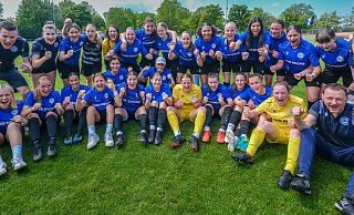 Arminias erfolgreiche B-Juniorinnen bejubeln ihren Sieg und den ersten Platz in der Aufstiegsrunde auf dem Platz der Edimedien-Arena. - Andreas Zobe Arminias erfolgreiche B-Juniorinnen bejubeln ihren Sieg und den ersten Platz in der Aufstiegsrunde auf dem Platz der Edimedien-Arena. - Andreas Zobe