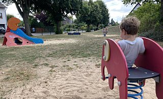 Der östliche Teil des Spielplatzes ist für Kleinkinder ausgelegt, hinter dem Hügel gibt es Angebote für Ältere. Die karge Rasenfläche hat aber auf dem gesamten Gelände schon bessere Zeiten gesehen. - Felix Eisele Der östliche Teil des Spielplatzes ist für Kleinkinder ausgelegt, hinter dem Hügel gibt es Angebote für Ältere. Die karge Rasenfläche hat aber auf dem gesamten Gelände schon bessere Zeiten gesehen. - Felix Eisele