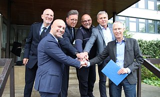 Bekräftigten vor dem Lübbecker Rathaus die Zusammenarbeit: Ali Dogan (vorn l.), Mathias Schmidt, Frank Meyer, Dirk Niemeyer, Ralf Stühlmeyer und Frank Haberbosch. - Frank Hartmann Bekräftigten vor dem Lübbecker Rathaus die Zusammenarbeit: Ali Dogan (vorn l.), Mathias Schmidt, Frank Meyer, Dirk Niemeyer, Ralf Stühlmeyer und Frank Haberbosch. - Frank Hartmann