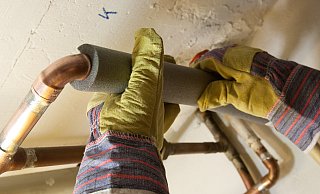 Mit etwas handwerklichem Geschick lassen sich Heizungsrohre selbst dämmen. Solche und ähnliche Tipps zum Energiesparen bekamen einige Paderborner Haushalte jetzt kostenlos. - Kai Remmers/dpa Mit etwas handwerklichem Geschick lassen sich Heizungsrohre selbst dämmen. Solche und ähnliche Tipps zum Energiesparen bekamen einige Paderborner Haushalte jetzt kostenlos. - Kai Remmers/dpa