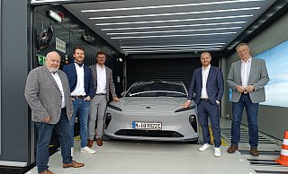 Kirchlengerns Bürgermeister Rüdiger Meier (v.l.), Christopher Klapp (Nio), Bastian Brouwer (Automobilwerk), Jacob Behrnd (Nio) und Hiddenhausens Bürgermeister Andreas Hüffmann freuen sich über die Eröffnung der "Power Swap Station". - Sven Hauhart Kirchlengerns Bürgermeister Rüdiger Meier (v.l.), Christopher Klapp (Nio), Bastian Brouwer (Automobilwerk), Jacob Behrnd (Nio) und Hiddenhausens Bürgermeister Andreas Hüffmann freuen sich über die Eröffnung der "Power Swap Station". - Sven Hauhart
