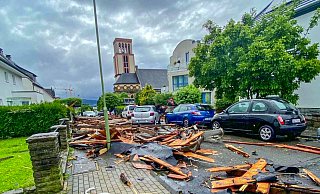 Ein mutmaßlicher Wirbelsturm fegte am Mittwoch über Hagen in Nordrhein-Westfalen und erinnert in Ostwestfalen an einen Tornado vor zwei Jahren. - IMAGO/Einsatz-Report24 Ein mutmaßlicher Wirbelsturm fegte am Mittwoch über Hagen in Nordrhein-Westfalen und erinnert in Ostwestfalen an einen Tornado vor zwei Jahren. - IMAGO/Einsatz-Report24