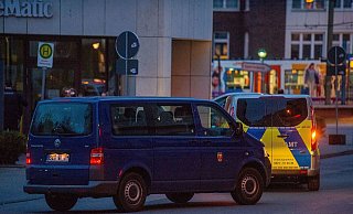 Zwei Fahrzeuge des Ordnungsamtes sind an der Gadderbaumer Straße vorgefahren, wo junge Leute in und vor einer Wohnung miteinander gefeiert haben sollen. - CHRISTIAN MATHIESEN Zwei Fahrzeuge des Ordnungsamtes sind an der Gadderbaumer Straße vorgefahren, wo junge Leute in und vor einer Wohnung miteinander gefeiert haben sollen. - CHRISTIAN MATHIESEN