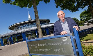 Lothar Schlegel hat seine letzten Tage an der Friedrich-Spee-Gesamtschule. Offiziell endet sein Dienst am 31. Juli. - Niklas Tüns Lothar Schlegel hat seine letzten Tage an der Friedrich-Spee-Gesamtschule. Offiziell endet sein Dienst am 31. Juli. - Niklas Tüns