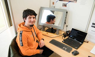 Manuel Engels vom Gymnasium St. Xaver präsentiert seinen smarten Spiegel. - Stolte/HNF Manuel Engels vom Gymnasium St. Xaver präsentiert seinen smarten Spiegel. - Stolte/HNF