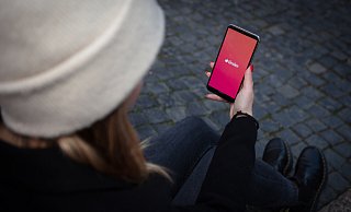 Die App "Tinder" führte beide zusammen, sie schrieben sich viele Nachrichten und lernten sich dadurch kennen. - (Symbolbild): Mike-Dennis Müller Die App "Tinder" führte beide zusammen, sie schrieben sich viele Nachrichten und lernten sich dadurch kennen. - (Symbolbild): Mike-Dennis Müller