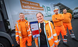 In vielen Haushalten wird der Abfallkalender nicht rechzeitig ankommen. Christoph Jansen (v.l.), Tamari Kersten, Tobias Hoche und Michael Becker (Umweltbetrieb) zeigen die Webseite der Stadt, die alle Abfuhrinfos hat. - Sarah Jonek In vielen Haushalten wird der Abfallkalender nicht rechzeitig ankommen. Christoph Jansen (v.l.), Tamari Kersten, Tobias Hoche und Michael Becker (Umweltbetrieb) zeigen die Webseite der Stadt, die alle Abfuhrinfos hat. - Sarah Jonek