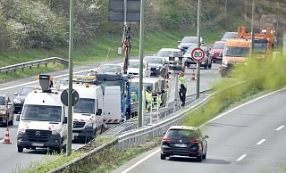 Um die neue Blitzanlange zu installieren, sind die jeweils linken Spuren auf der Stadtautobahn gesperrt. - Peter Unger Um die neue Blitzanlange zu installieren, sind die jeweils linken Spuren auf der Stadtautobahn gesperrt. - Peter Unger