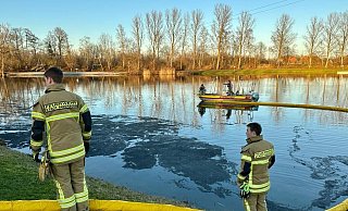 Unter anderem auf dem See der Paderborner Wasserskianlage hatten sich die Brandrückstände angesammelt. - Ralph Meyer Unter anderem auf dem See der Paderborner Wasserskianlage hatten sich die Brandrückstände angesammelt. - Ralph Meyer
