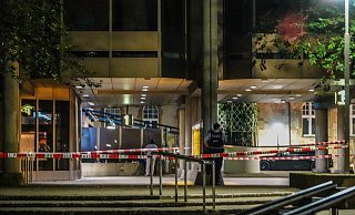 Am Neuen Rathaus ist ein Mann bei einer Messerattacke lebensgefährlich verletzt worden. - Paul Brinkmann Am Neuen Rathaus ist ein Mann bei einer Messerattacke lebensgefährlich verletzt worden. - Paul Brinkmann