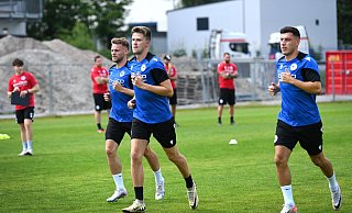 Die Arminia-Neuzugänge Mika Schroers, Lukas Kunze und Stefano Russo (v.l.) absolvieren unter den Augen des Trainerteams die Leistungsdiagnostik. - Barbara Franke Die Arminia-Neuzugänge Mika Schroers, Lukas Kunze und Stefano Russo (v.l.) absolvieren unter den Augen des Trainerteams die Leistungsdiagnostik. - Barbara Franke