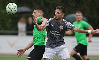 Adrian Mevretic (Lohe) erzielt nach dem Zweikampf mit Tugay Dincdemir (RW Kirchlengern) das entscheidende Tor zum 3:2. - Benjamin Bueschenfeld | benjamin@sportfoto-owl.de Adrian Mevretic (Lohe) erzielt nach dem Zweikampf mit Tugay Dincdemir (RW Kirchlengern) das entscheidende Tor zum 3:2. - Benjamin Bueschenfeld | benjamin@sportfoto-owl.de