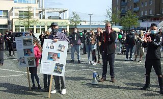 Die Teilnehmer des so genannten "Friedensspaziergangs" in Lübbecke applaudierten den Rednern. Viele Familien hatten ihre Kinder mitgebracht. - Karsten Schulz Die Teilnehmer des so genannten "Friedensspaziergangs" in Lübbecke applaudierten den Rednern. Viele Familien hatten ihre Kinder mitgebracht. - Karsten Schulz