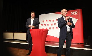 SPD-Kreisvorsitzender Michael Buhre und Lars Klingbeil begrüßten die knapp 400 Bucher in der Lübbecker Stadthalle. - JOERN POLLEX SPD-Kreisvorsitzender Michael Buhre und Lars Klingbeil begrüßten die knapp 400 Bucher in der Lübbecker Stadthalle. - JOERN POLLEX