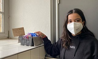 Auf der Schultoilette am Ratsgymnasium gibt es seit einigen Monaten kostenlose Menstruationsprodukte. Das Projekt haben Schülersprecherin Aliya Kalirad (17) und ihre SV-Kollegen organisiert. - privat Auf der Schultoilette am Ratsgymnasium gibt es seit einigen Monaten kostenlose Menstruationsprodukte. Das Projekt haben Schülersprecherin Aliya Kalirad (17) und ihre SV-Kollegen organisiert. - privat