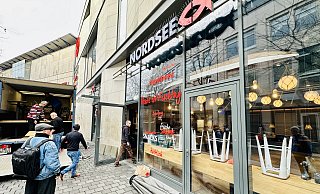 Möbelpacker der Firma Nordsee aus Bremerhaven räumten am Dienstag die Nordsee-Filiale im Loom aus. - Stefan Becker Möbelpacker der Firma Nordsee aus Bremerhaven räumten am Dienstag die Nordsee-Filiale im Loom aus. - Stefan Becker