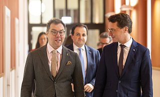 NRW-Ministerpräsident Hendrik Wüst (r.) tauschte sich mit dem Botschafter der Ukraine Oleksii Makeiev ein Jahr nach Beginn des Angriffskriegs aus. - dpa NRW-Ministerpräsident Hendrik Wüst (r.) tauschte sich mit dem Botschafter der Ukraine Oleksii Makeiev ein Jahr nach Beginn des Angriffskriegs aus. - dpa