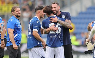 Arminia-Trainer Mitch Kniat herzt seinen Torschützen Kaito Mizuta. - Oliver Krato Arminia-Trainer Mitch Kniat herzt seinen Torschützen Kaito Mizuta. - Oliver Krato