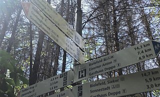 Das weiße S im Kreis findet sich neben vielen anderen bekannten Wegezeichen auch an Hinweisschildern. - Silke Kröger Das weiße S im Kreis findet sich neben vielen anderen bekannten Wegezeichen auch an Hinweisschildern. - Silke Kröger