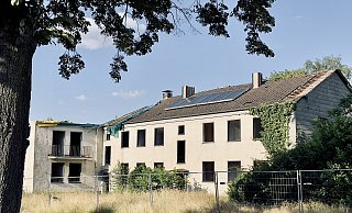 Das leere und umzäunte Ensemble am Hartlager Weg. - Stefan Becker Das leere und umzäunte Ensemble am Hartlager Weg. - Stefan Becker