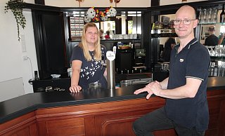 Beverly Böß und Jörg Bade haben den alten Räumlichkeiten an der Auguste-Viktoria-Allee 1 wieder Leben eingehaucht. Wie früher heißt ihr Bistro-Café "Kommödchen". Geblieben ist nicht nur der Name, sondern auch die alte Theke. - Uwe Müller Beverly Böß und Jörg Bade haben den alten Räumlichkeiten an der Auguste-Viktoria-Allee 1 wieder Leben eingehaucht. Wie früher heißt ihr Bistro-Café "Kommödchen". Geblieben ist nicht nur der Name, sondern auch die alte Theke. - Uwe Müller