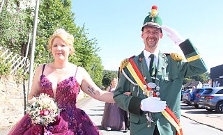 Sascha und Miriam Klostermann sind das Königspaar der Neuenheerser Schützenbruderschaft St. Fabian und Sebastian. - Burkhard Battran Sascha und Miriam Klostermann sind das Königspaar der Neuenheerser Schützenbruderschaft St. Fabian und Sebastian. - Burkhard Battran