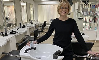 Susanne Busmann führt seit einigen Jahren den Salon Williger in Werste und würde für eine neue Mitarbeiterin eine Begrüßungsprämie ausloben. - Nicole Sielermann Susanne Busmann führt seit einigen Jahren den Salon Williger in Werste und würde für eine neue Mitarbeiterin eine Begrüßungsprämie ausloben. - Nicole Sielermann