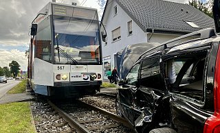 Unfall mit einer Stadtbahn: Der Volvo wurde von der Linie 1 noch mehrere Meter vor sich hergeschoben, bis beide Fahrzeuge zum Stillstand kamen. - Jens Reichenbach Unfall mit einer Stadtbahn: Der Volvo wurde von der Linie 1 noch mehrere Meter vor sich hergeschoben, bis beide Fahrzeuge zum Stillstand kamen. - Jens Reichenbach