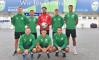 Begrüßung der Neuen im Heidewald: Janik Steringer, Co-Trainer Matthias Haeder, Trainer Julian Hesse, Markus Esko und Vincent Ocansey (h.v.l.), Kevin Freiberger, Nils Köhler, der frisch von der Vertragsunterzeichnung kam und Nico Buckmaier (v.v.l.) starteten ins Training. Foto: Jens Dünhölter - Jens Dünhölter Begrüßung der Neuen im Heidewald: Janik Steringer, Co-Trainer Matthias Haeder, Trainer Julian Hesse, Markus Esko und Vincent Ocansey (h.v.l.), Kevin Freiberger, Nils Köhler, der frisch von der Vertragsunterzeichnung kam und Nico Buckmaier (v.v.l.) starteten ins Training. Foto: Jens Dünhölter - Jens Dünhölter