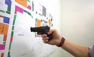 Was sich bei näherer Betrachtung als Spielzeugpistole herausstellt, sorgt im ersten Moment für Verunsicherung bei einigen Marktbesuchern. Ein junger Mann hat sie an einer der Buden gewonnen. - Ilka Gülker Was sich bei näherer Betrachtung als Spielzeugpistole herausstellt, sorgt im ersten Moment für Verunsicherung bei einigen Marktbesuchern. Ein junger Mann hat sie an einer der Buden gewonnen. - Ilka Gülker