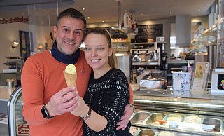 Vivian Degrassi-Raballo und ihr Mann Stefano Raballo mit einer der neuen Eissorten. - Mareike Patock Vivian Degrassi-Raballo und ihr Mann Stefano Raballo mit einer der neuen Eissorten. - Mareike Patock