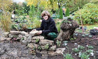 Elisabeth Goll baut eine Trockenmauer ins "Insektenreich", das ein Gemeinschaftsurnengrab werden könnte. - Frank-Michael Kiel-Steinkamp Elisabeth Goll baut eine Trockenmauer ins "Insektenreich", das ein Gemeinschaftsurnengrab werden könnte. - Frank-Michael Kiel-Steinkamp