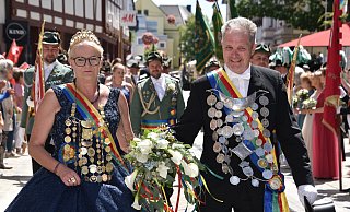 Das Königspaar Dieter und Martina Kuhlebrock bekommt ein letztes Mal seine große Bühne beim Bad in der Menge. - Thomas Kube Das Königspaar Dieter und Martina Kuhlebrock bekommt ein letztes Mal seine große Bühne beim Bad in der Menge. - Thomas Kube