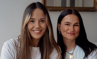 Alina Emde (l.) und Celine Bittner aus Rheda-Wiedenbrück kennen sich seit der Grundschule. Mittlerweile haben sie zusammen ein Start-Up gegründet. - Nalei Alina Emde (l.) und Celine Bittner aus Rheda-Wiedenbrück kennen sich seit der Grundschule. Mittlerweile haben sie zusammen ein Start-Up gegründet. - Nalei