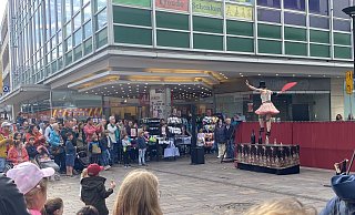 Beim Fest der Kleinen Künste erhebt sich Silea geschickt über das Publikum an der Westernstraße. - Julia Spiekerkötter Beim Fest der Kleinen Künste erhebt sich Silea geschickt über das Publikum an der Westernstraße. - Julia Spiekerkötter