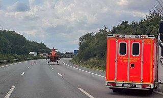Ein Rettungshubschrauber, der Christoph 13, landete an der Unfallstelle. - Feuerwehr Porta Westfalica Ein Rettungshubschrauber, der Christoph 13, landete an der Unfallstelle. - Feuerwehr Porta Westfalica